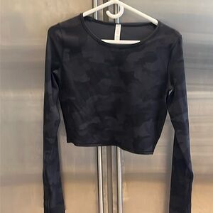 Lululemon woman's long sleeve crop top